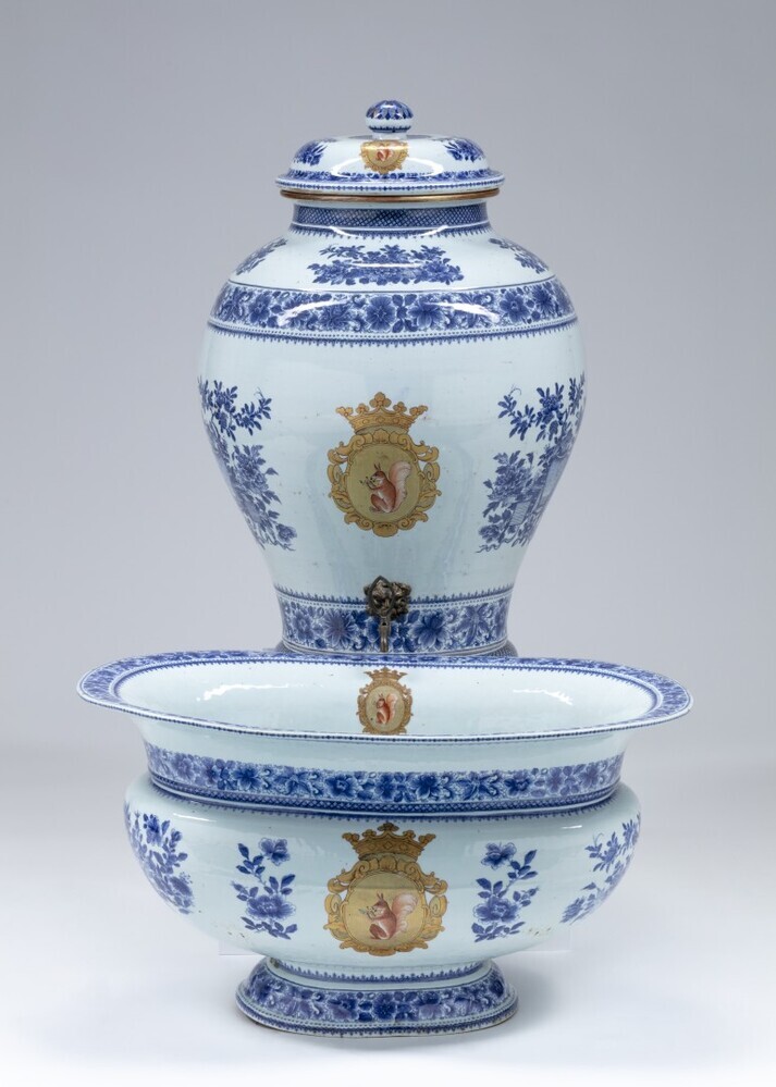 Fonteinpot en waterbak met familiewapen Sichterman