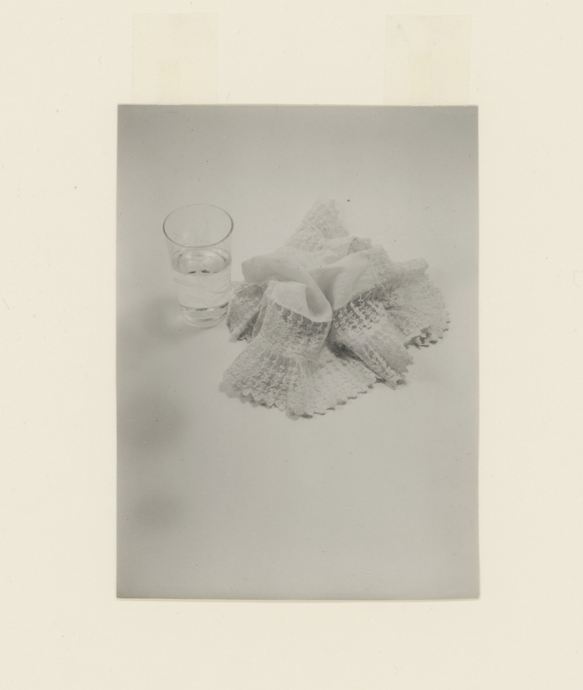 Zonder titel (zakdoek en glas water)