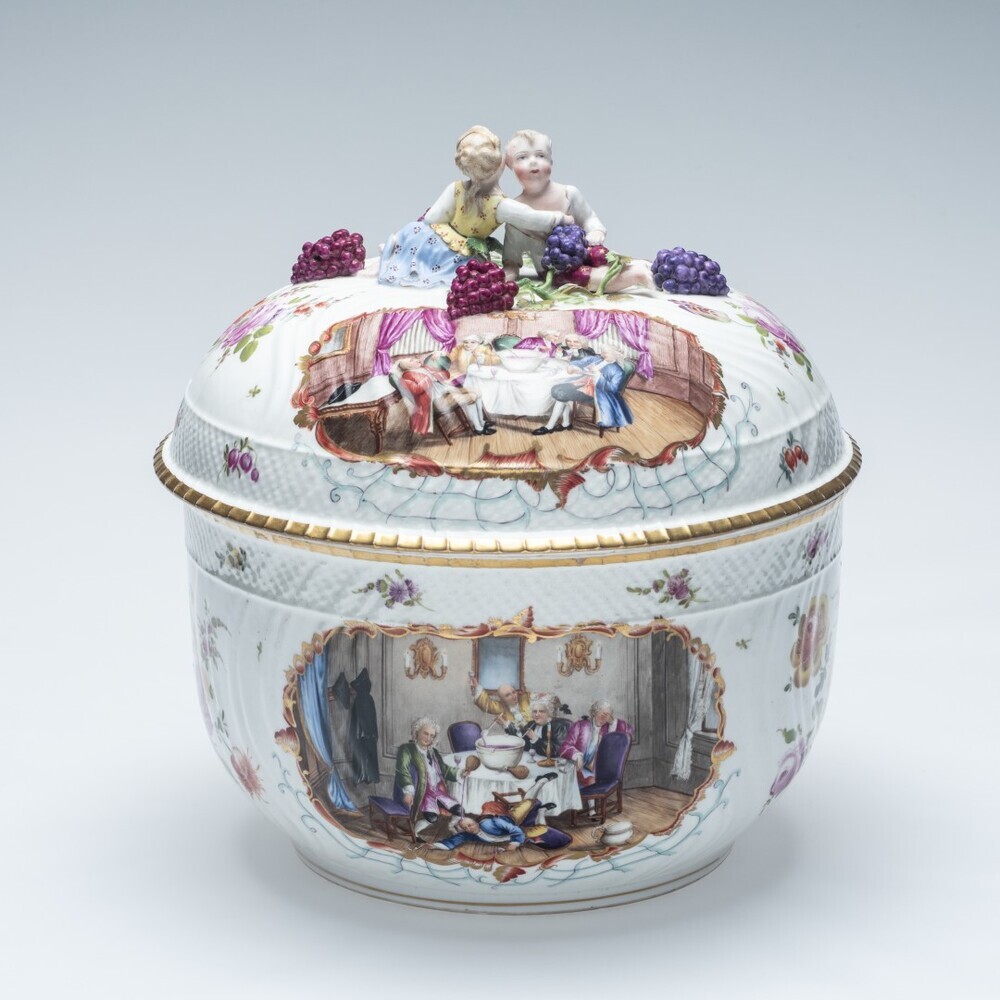 Zeer grote dekselkom met gewelfd deksel