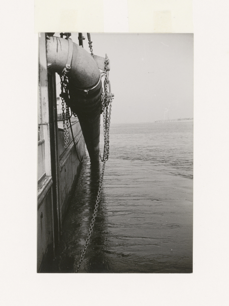 Zonder titel (zandzuiger, slurf en kalm water)