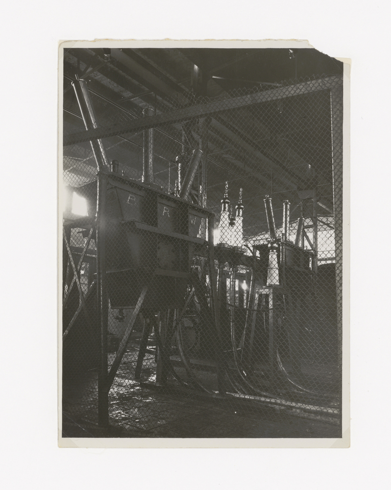 Zonder titel (machines achter hek)