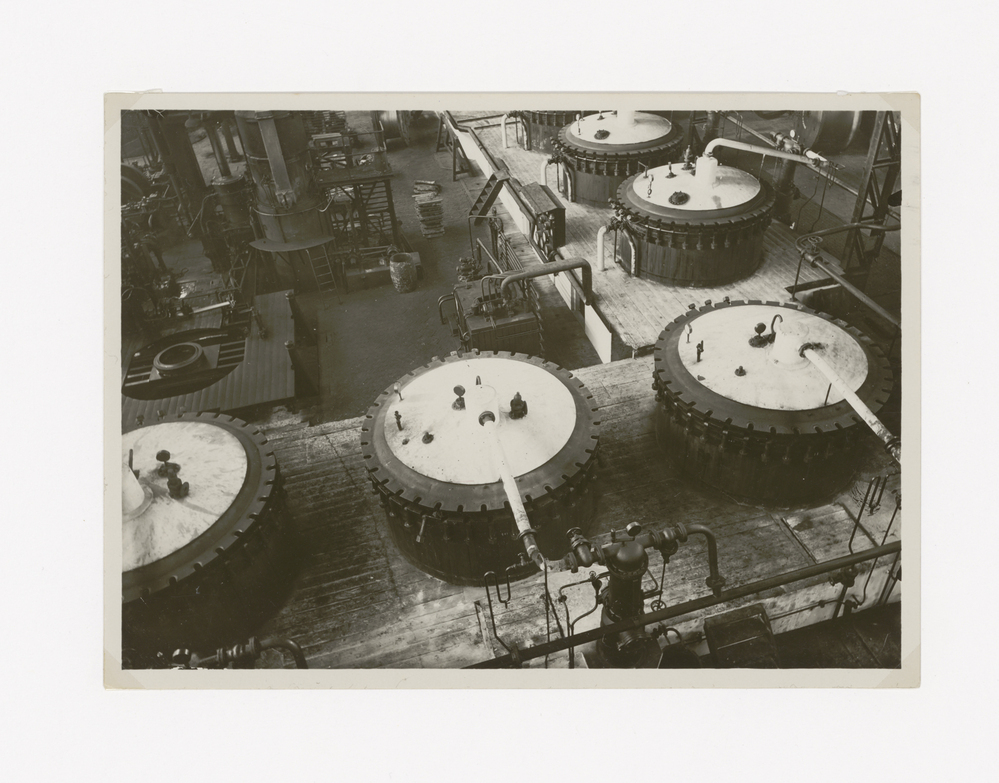 Zonder titel (fabriekshal met grote tanks)