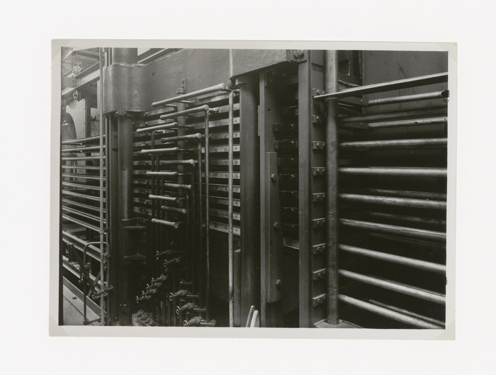 Zonder titel (machine, stangen en laden)