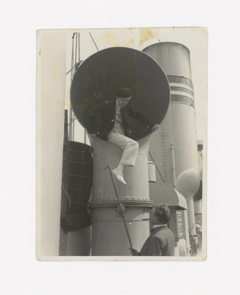 Zonder titel (man in luchtkoker van schip)