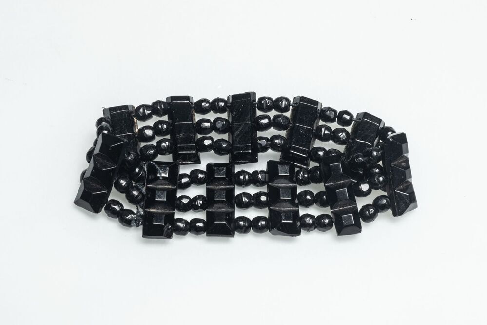 Armbandje van zwarte kralen