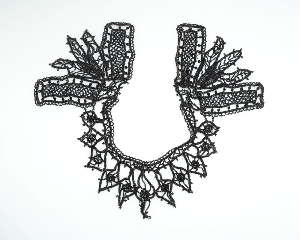 Kraag van zwarte kraaltjes