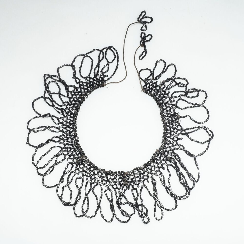 Een zwarte kraag of halssierraad