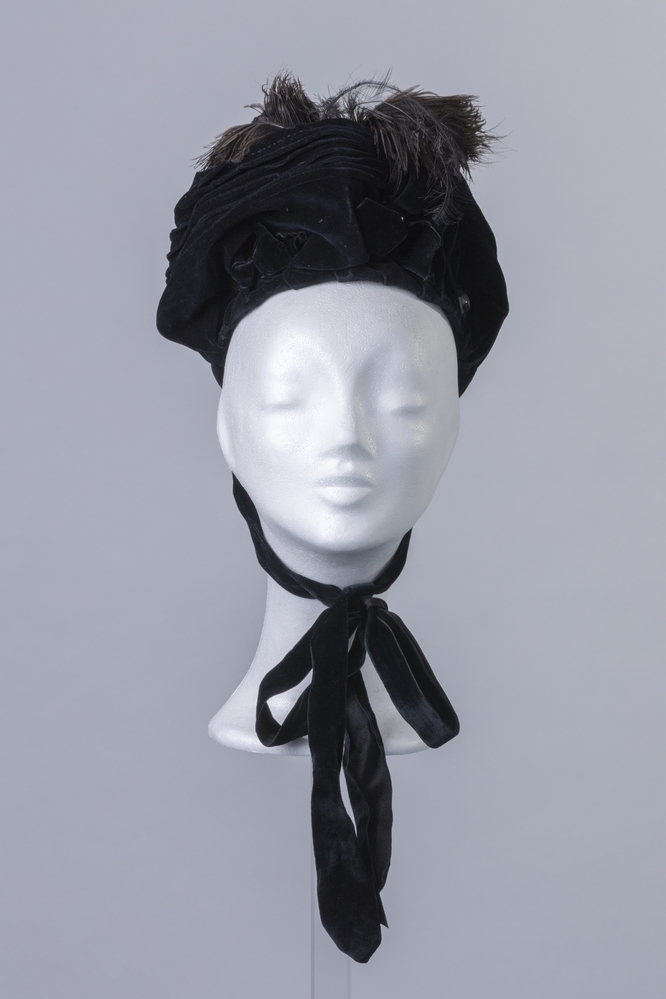 Dameshoed van zwart fluweel