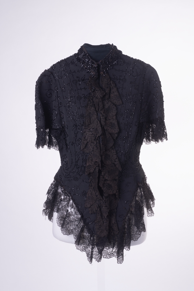 Zwart damesjakje met bloemmotieven