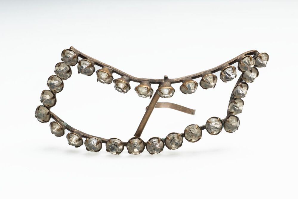 Doosje met diverse clips en gespen