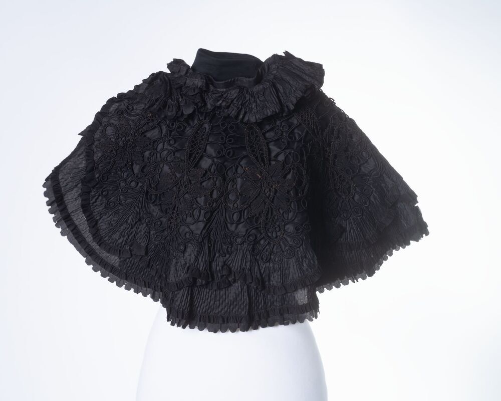 Zwarte zijden schoudermantel