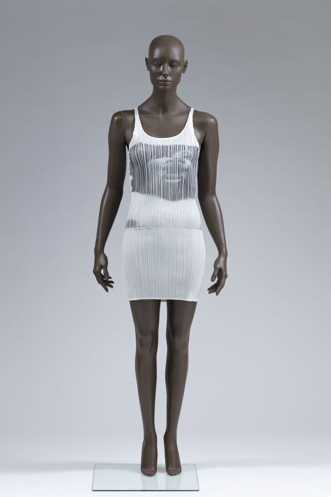 Pleats Please, guest artist series ARAKI (uit de collectie: Issey Miyake Prêt-à-porter lente-zomer 1997)