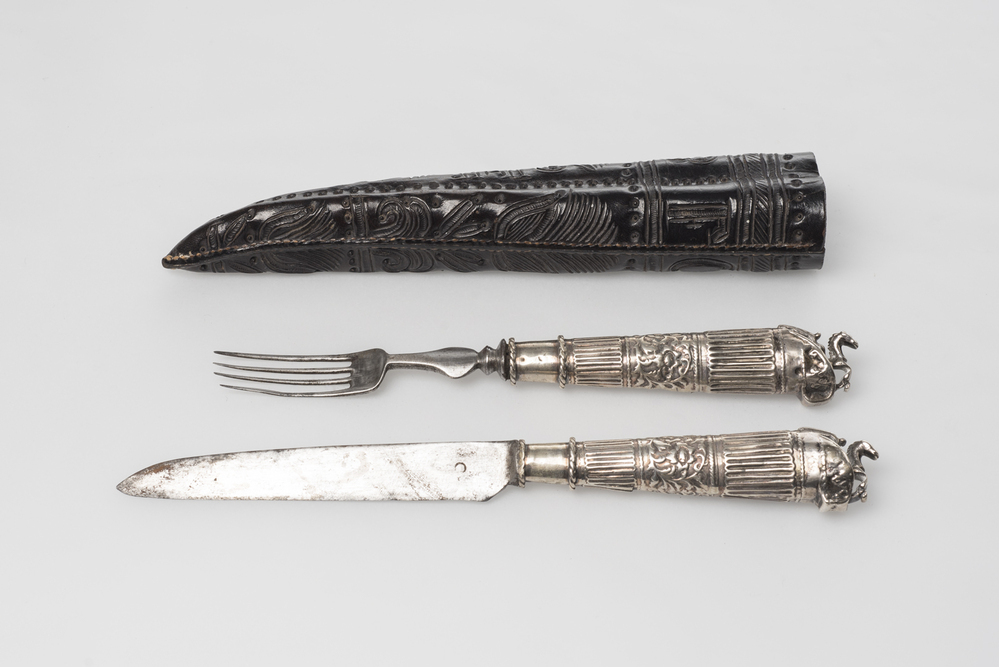 Mes en vork in bestekkoker