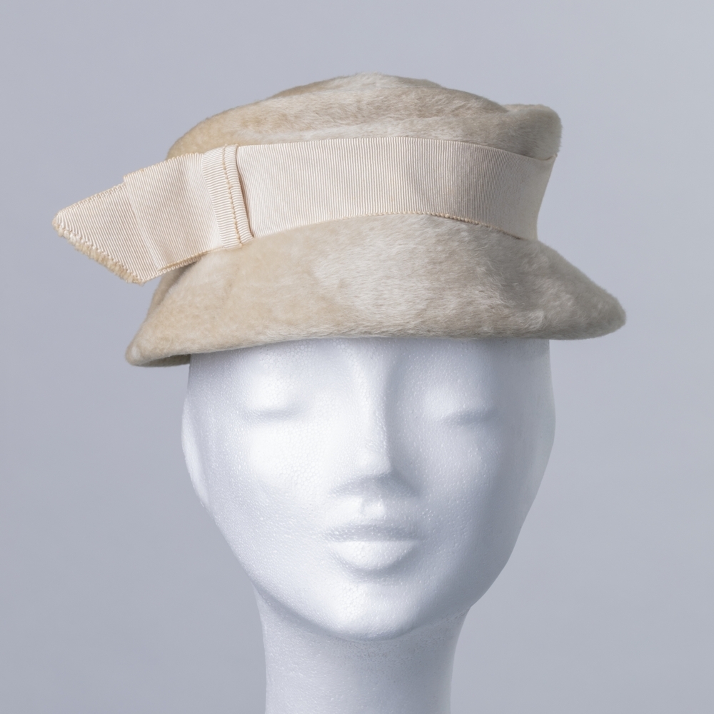 Dameshoedje van zilvergrijs vilt