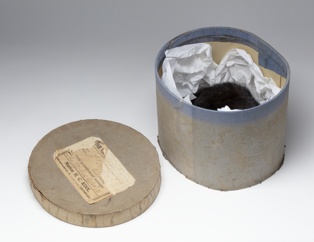 Een hoedendoos met daarin een damesbontmuts