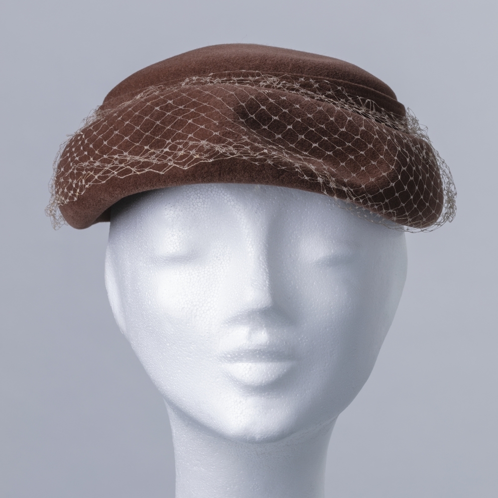 Dameshoedje van bruin vilt