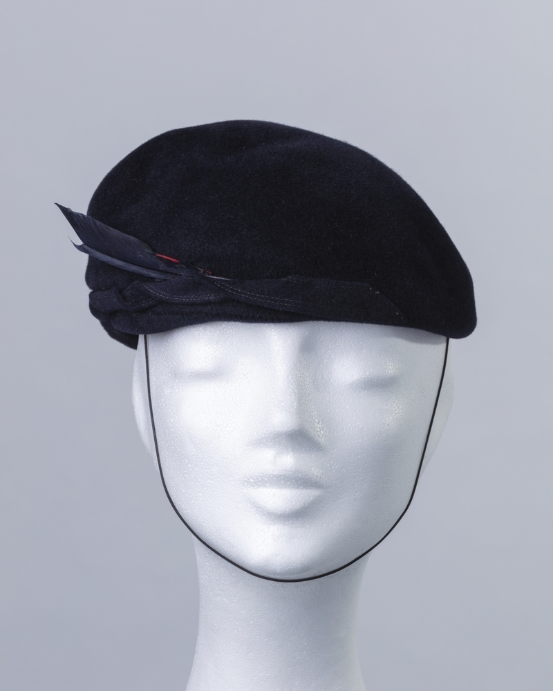 Donkerblauw dameshoedje van vilt