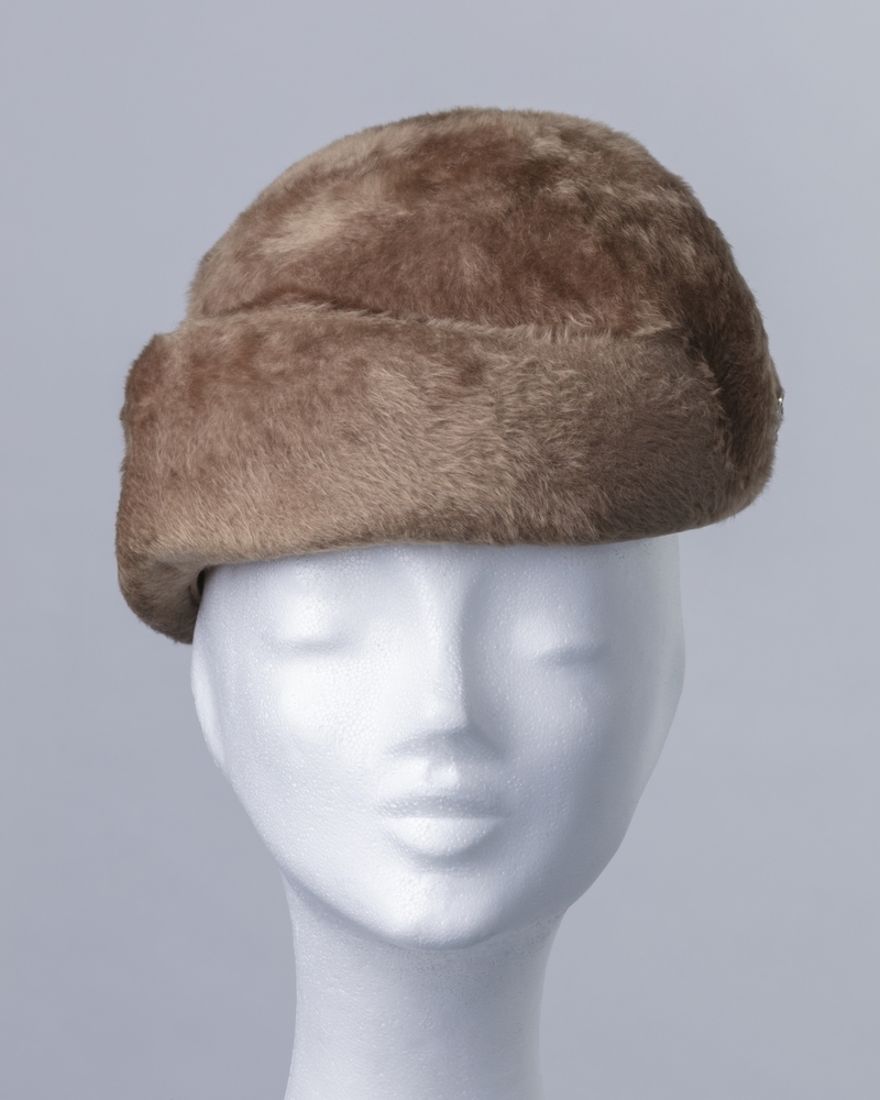 Een bruin/beige dameshoed met strasssteentjes