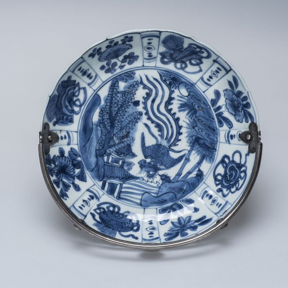 Bord met zilveren hengsel