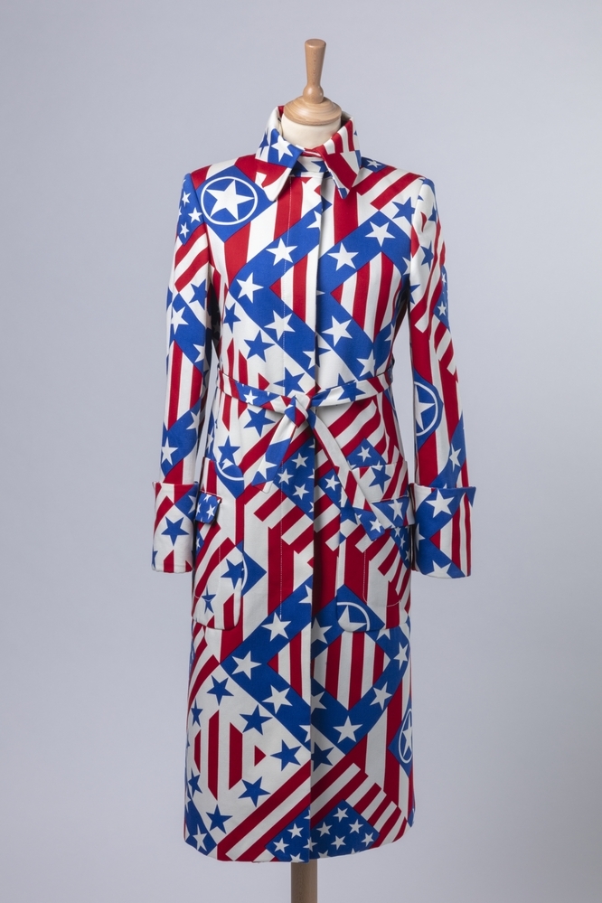 Trenchcoat uit de collectie: Stars & stripes, prêt-à-porter (ready-to-wear) herfst-winter 2000-2001