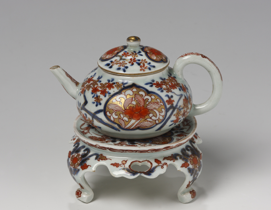 Theepot op plateau met pootjes