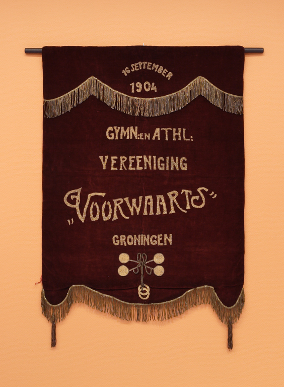 Vaandel van de Gymnastiek en Athletiek Vereeniging 'Voorwaarts', Groningen, opgericht 1904