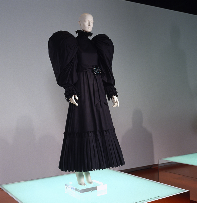 Outfit 30 (uit de collectie: Black hole, prêt-à-porter (ready-to-wear) herfst-winter 2001-2002)