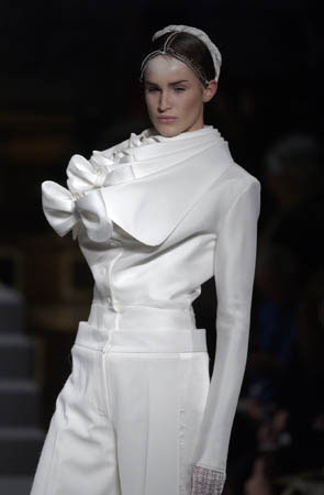 Outfit 28/29 (uit de collectie: White, prêt-à-porter (ready-to-wear) lente-zomer 2002)