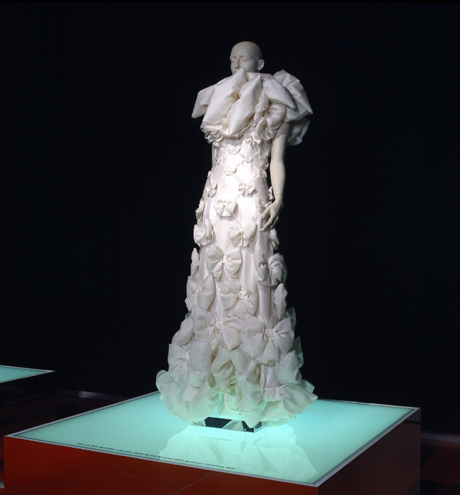 Outfit 35 (uit de collectie: White, prêt-à-porter (ready-to-wear) lente-zomer 2002)