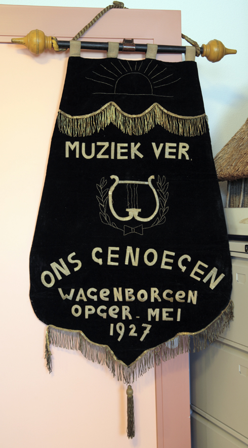 Vaandel van de Muziekvereniging Ons genoegen, Wagenborgen, opgericht mei 1927