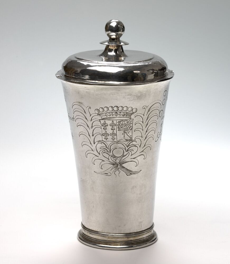 Avondmaalsbeker met wapens Elema en Mellema (uit de kerk: Ezinge)