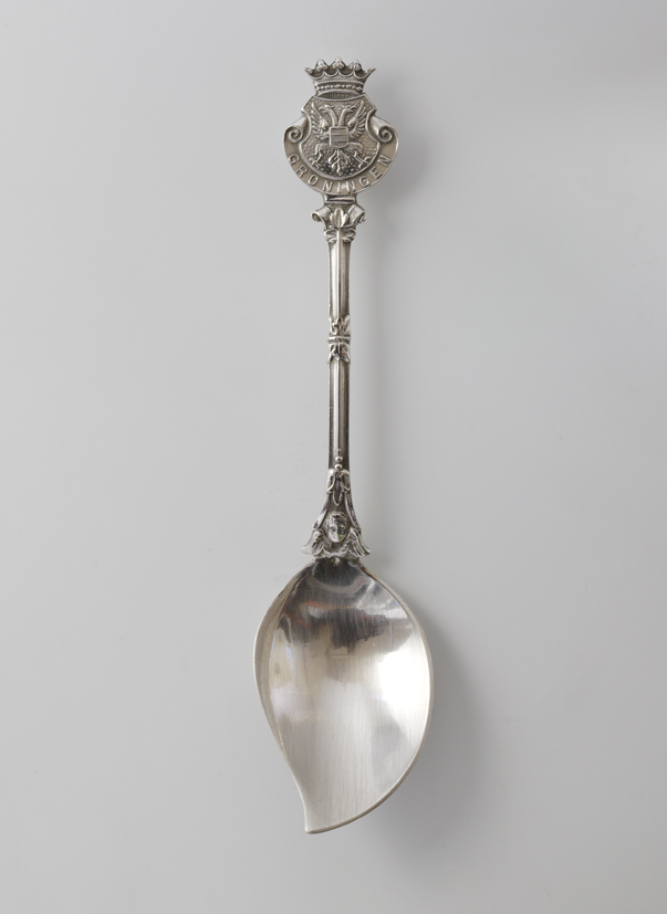 Suikerschep met bewerkte steel, bekroond met wapen stad Groningen