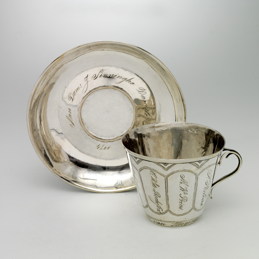 Zilveren kop en schotel J. Sinninghe Damsté