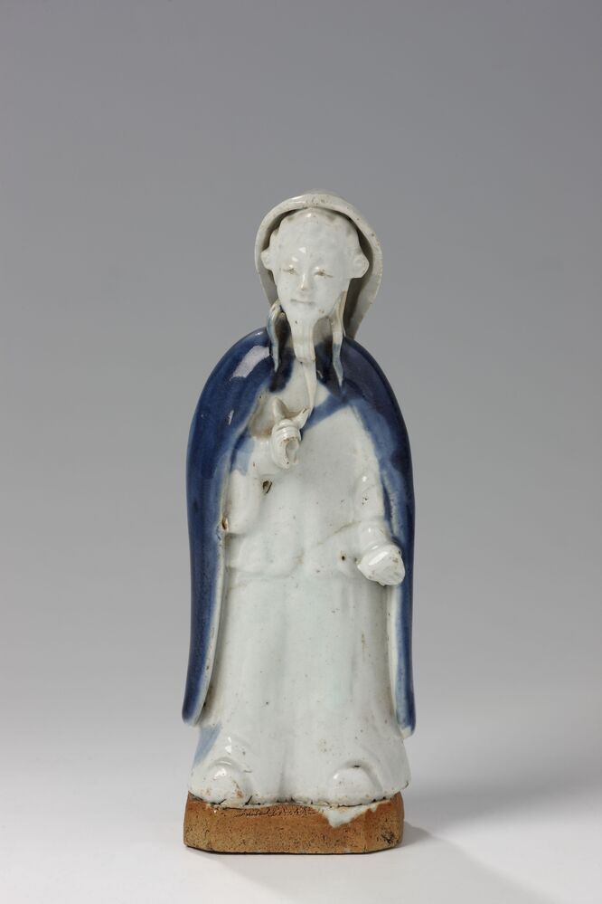 Beeldje baardige man, in mantel en kap over het hoofd