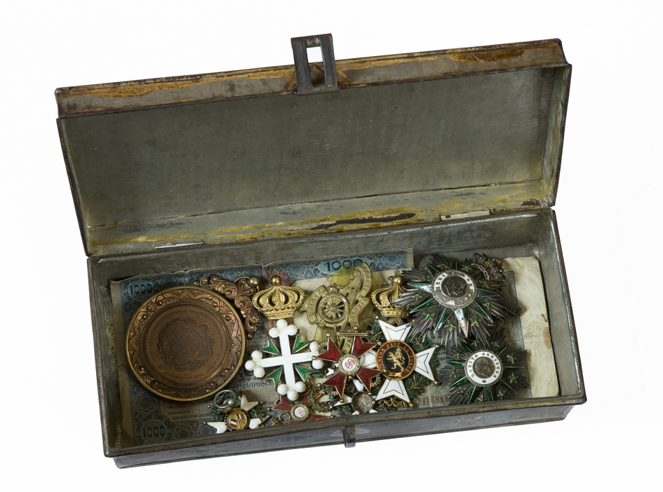 kistje met dertien onderscheidingen van J. E. Scholten en W. A. Scholten