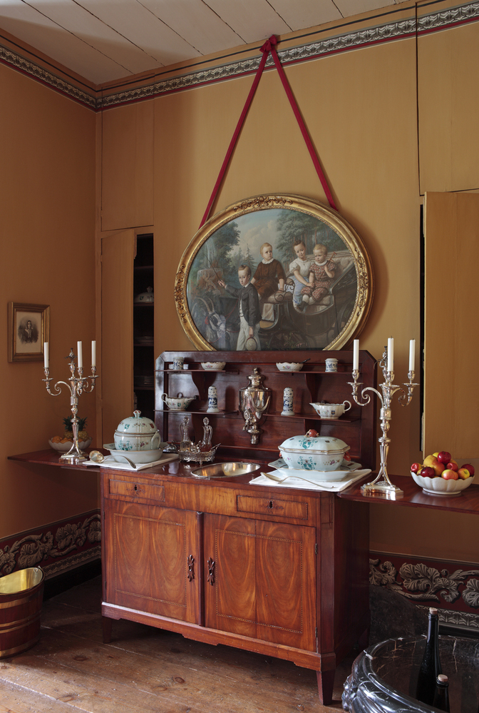 Buffetkast met fonteinpot en spoelbak