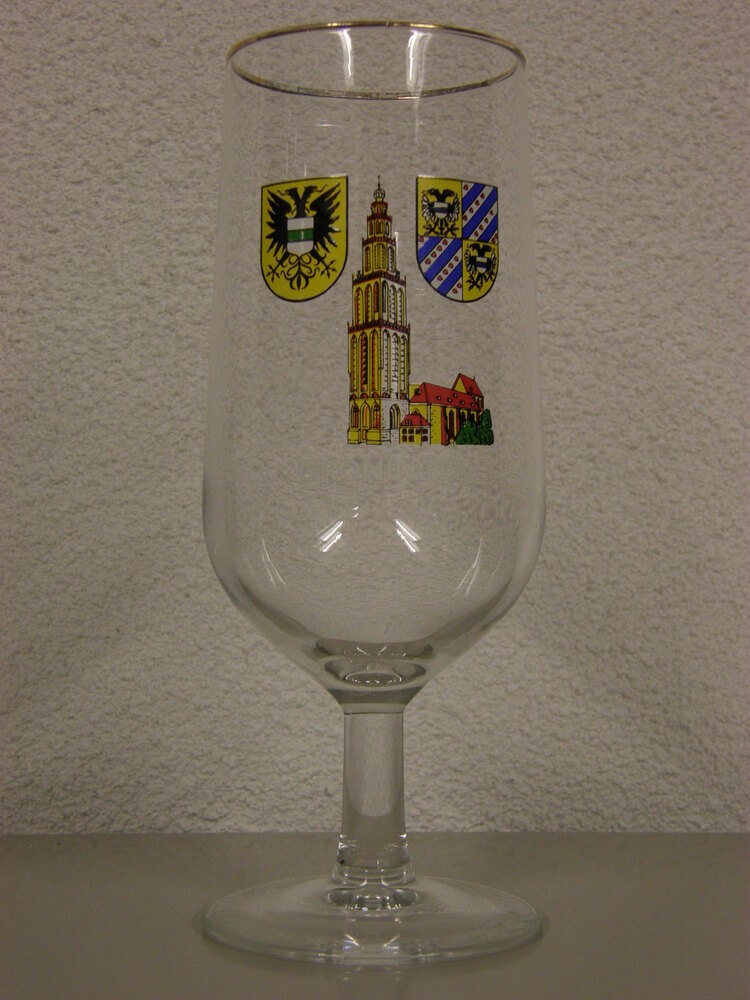 Glas met wapens van stad Groningen, Provincie Groningen en een afbeelding van de Martinitoren