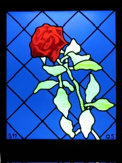 VERVALLEN / glas-in-lood raam met een roos