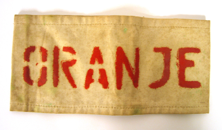 mouwband met opschrift: 'ORANJE'