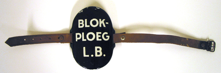 Emaille mouwband of armschildje BLOKPLOEG L.B [Groningen]