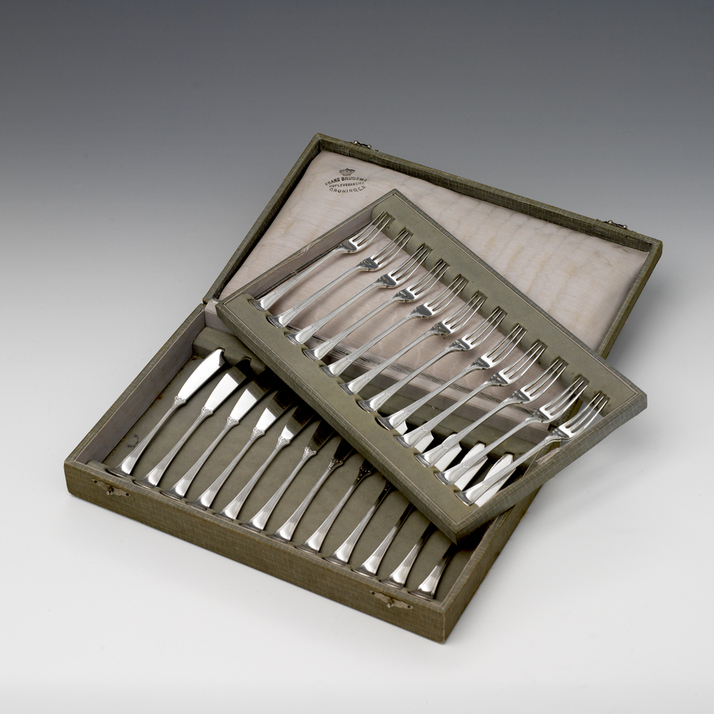 Cassette met twaalf couverts voorgerecht