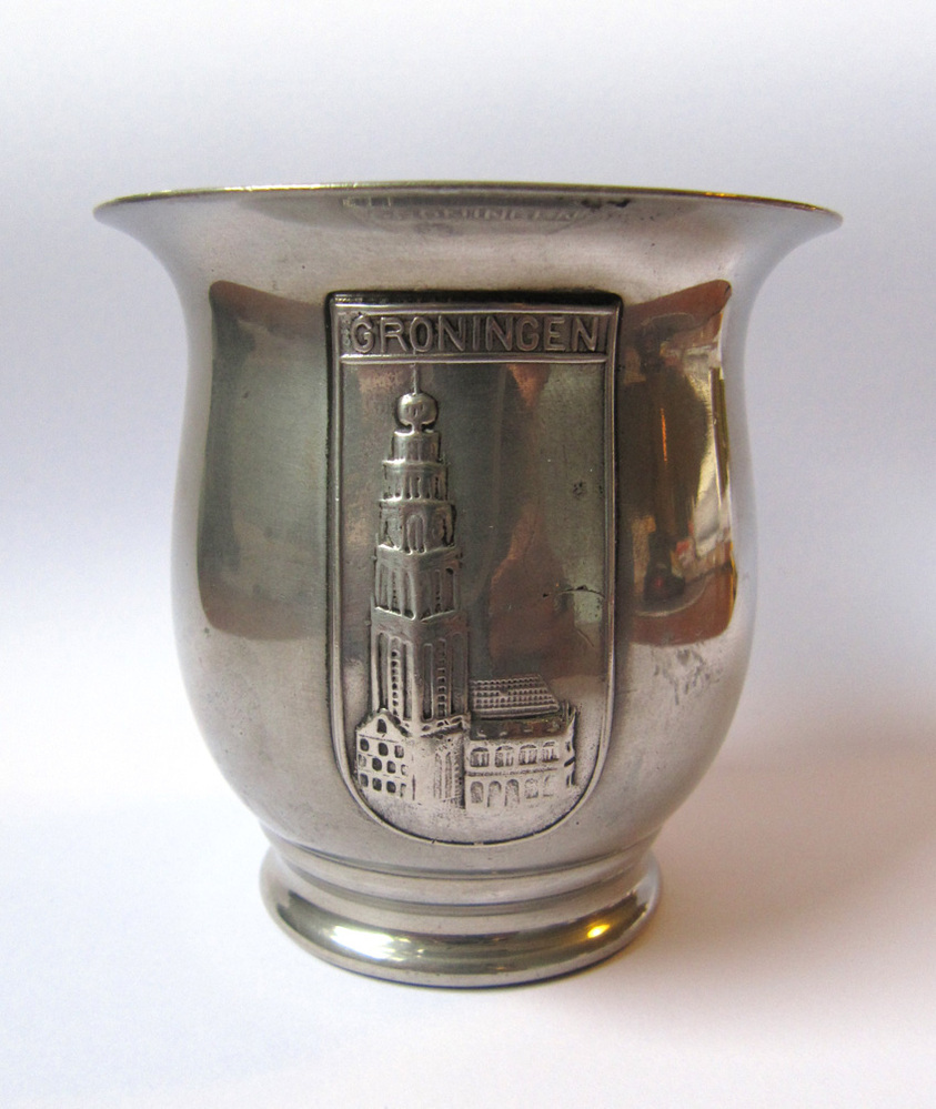 Vaasje met afbeeldingen van de Martinitoren te Groningen