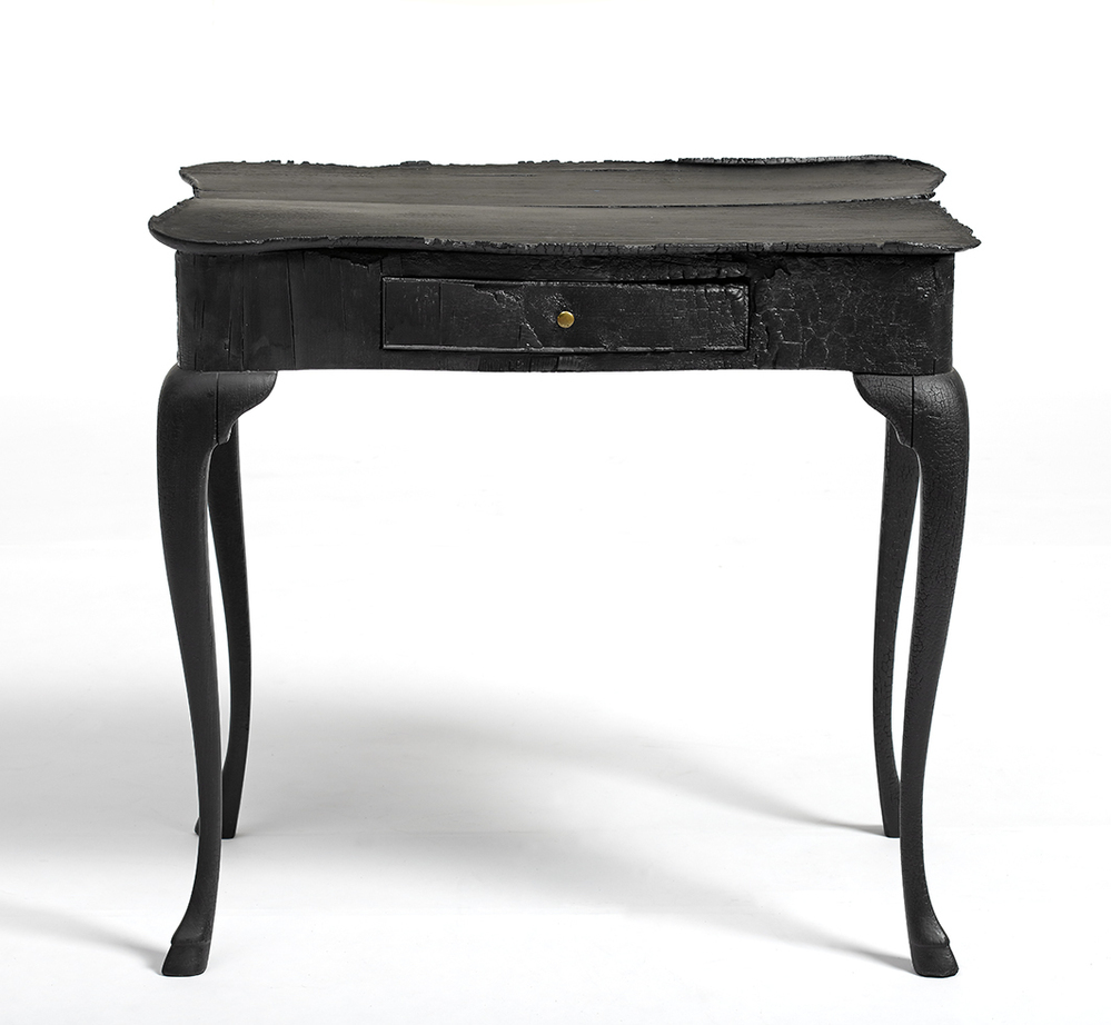 Smoke Queen Anne toilettafel