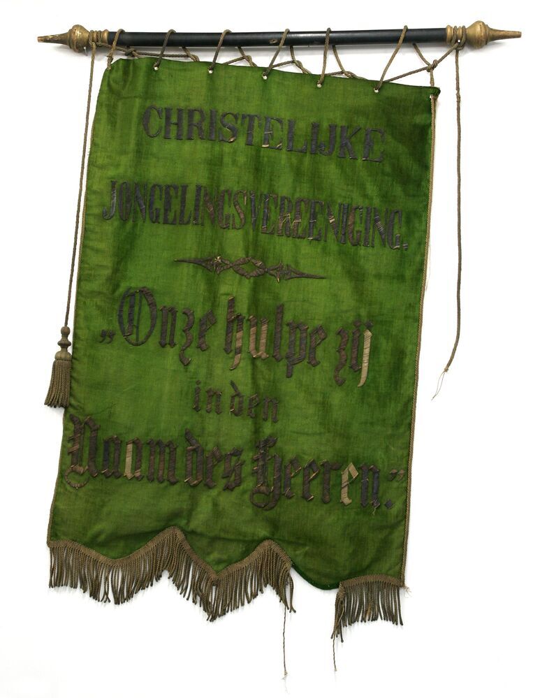 Vaandel van de Christelijke Jongelingsvereeniging 'Onze hulpe zij in den Naam des Heeren'