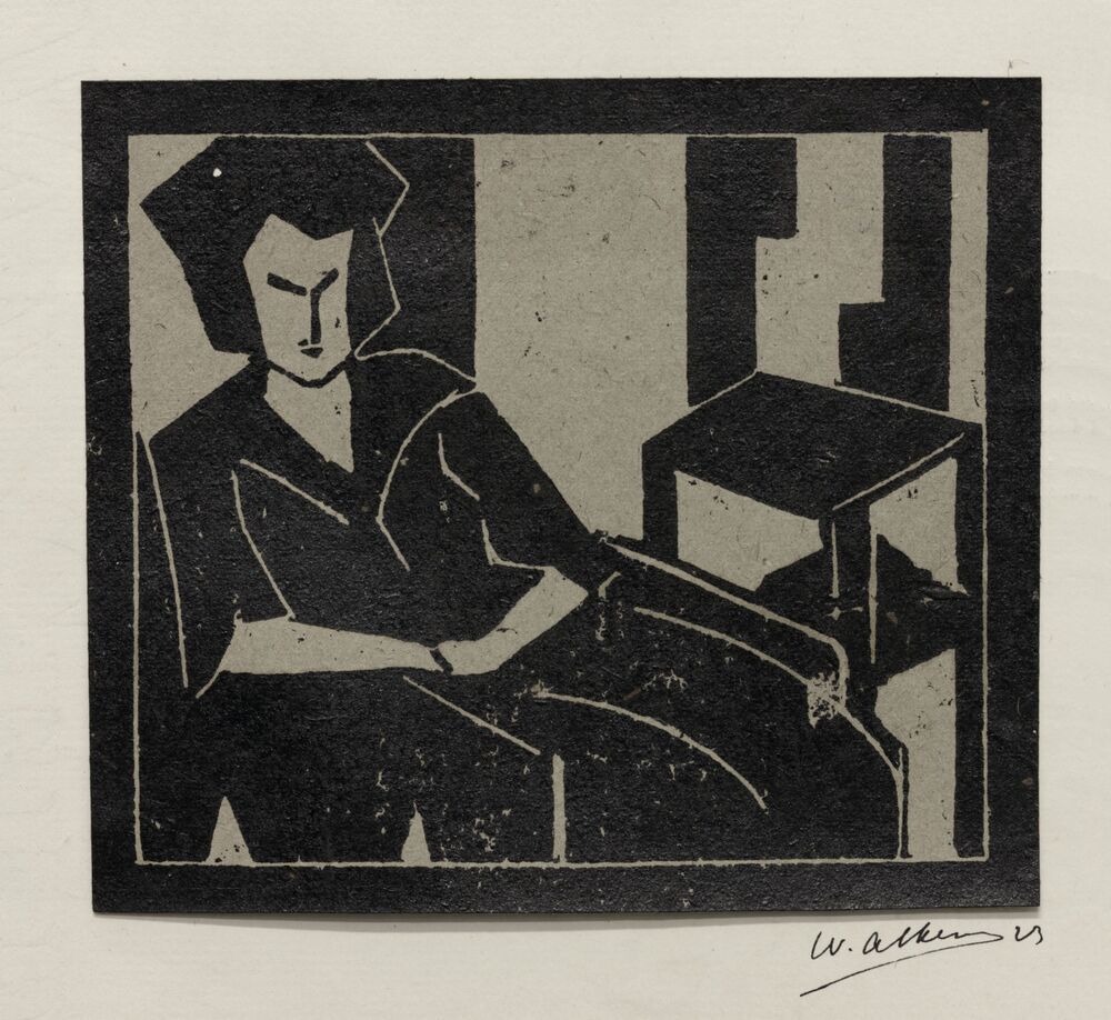 Vrouw zittend naast tafeltje