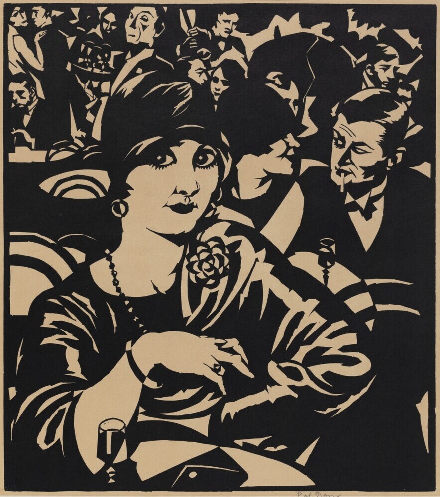 Vrouw in café-interieur