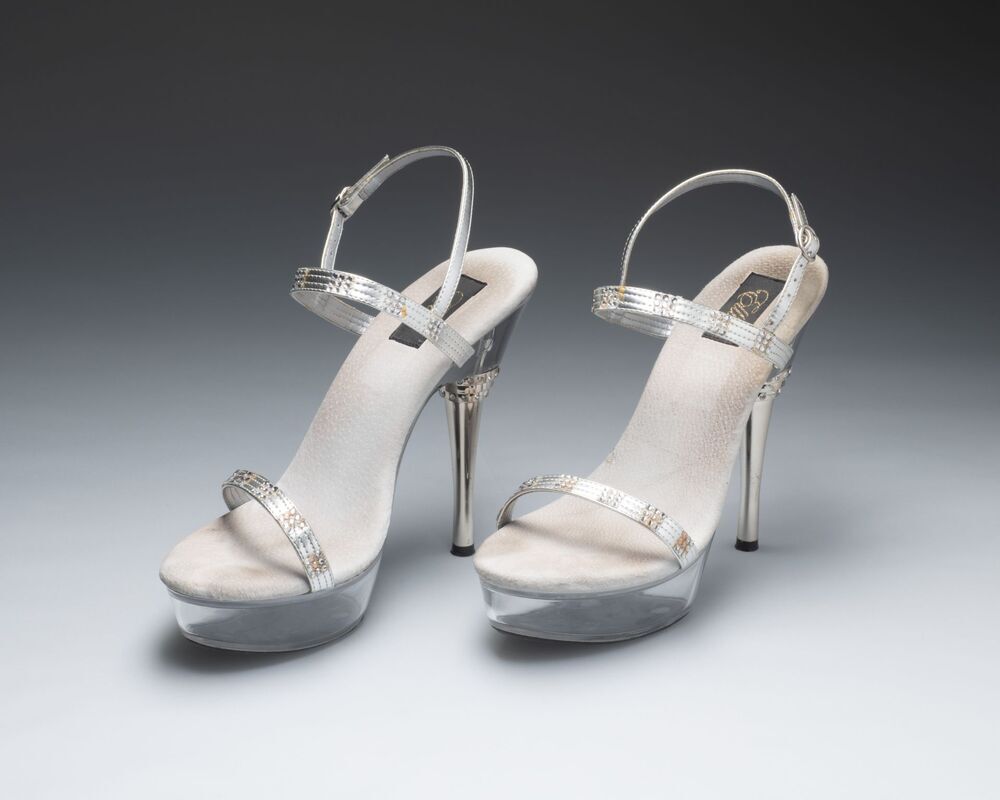 Silver dress (nr 12/12 uit de collectie: The power of my dreams)