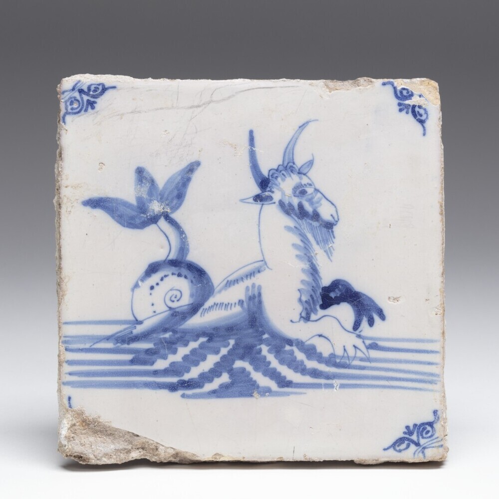 Delftse tegel met zeewezen (zeegeit?)