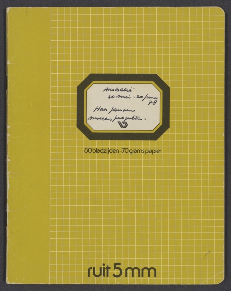 Geel notitieschrift met aantekeningen, schetsen en tekeningen