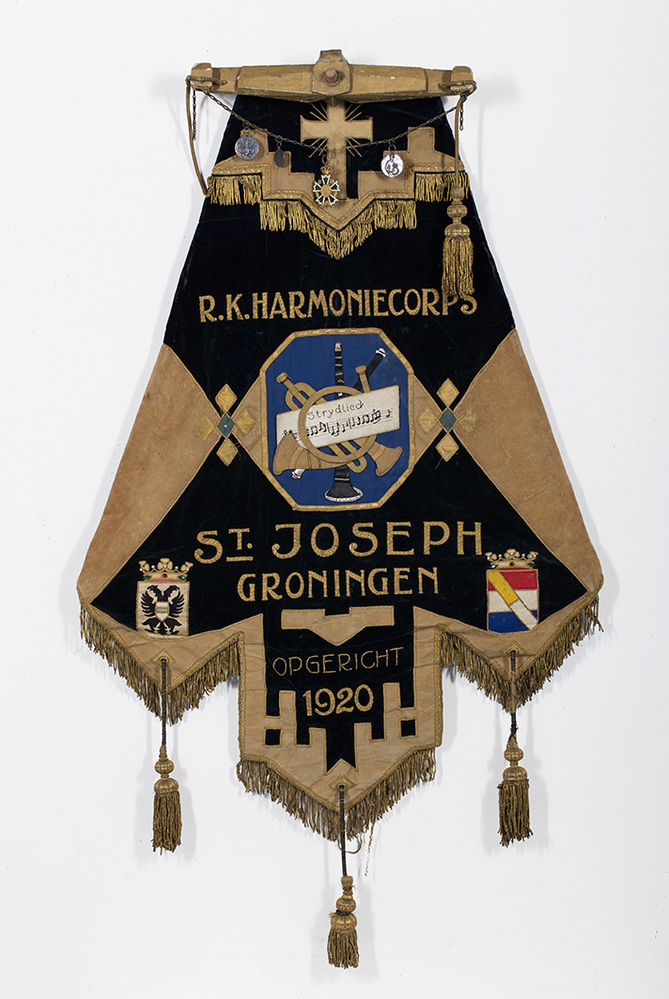 Vaandel van de R.K. Harmoniecorps St. Joseph Groningen opgericht in 1920